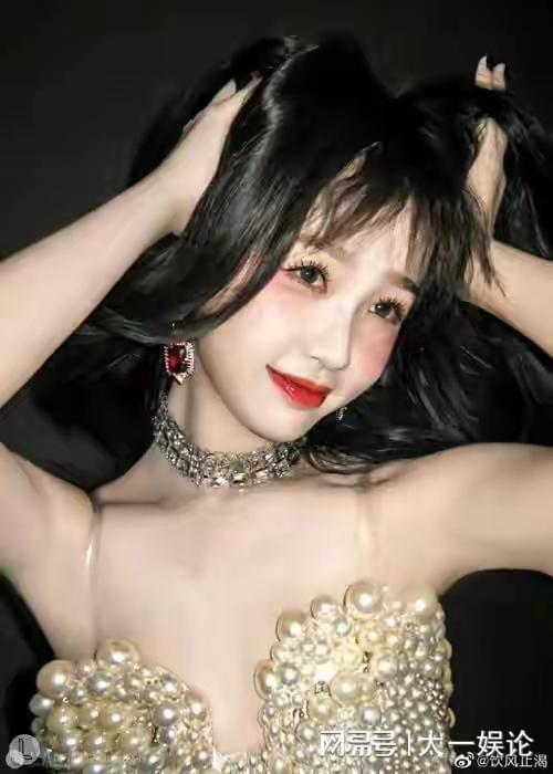 娱乐圈吃瓜所虞书欣早期清冷感,娱乐圈的冰山美人蜕变记  第2张